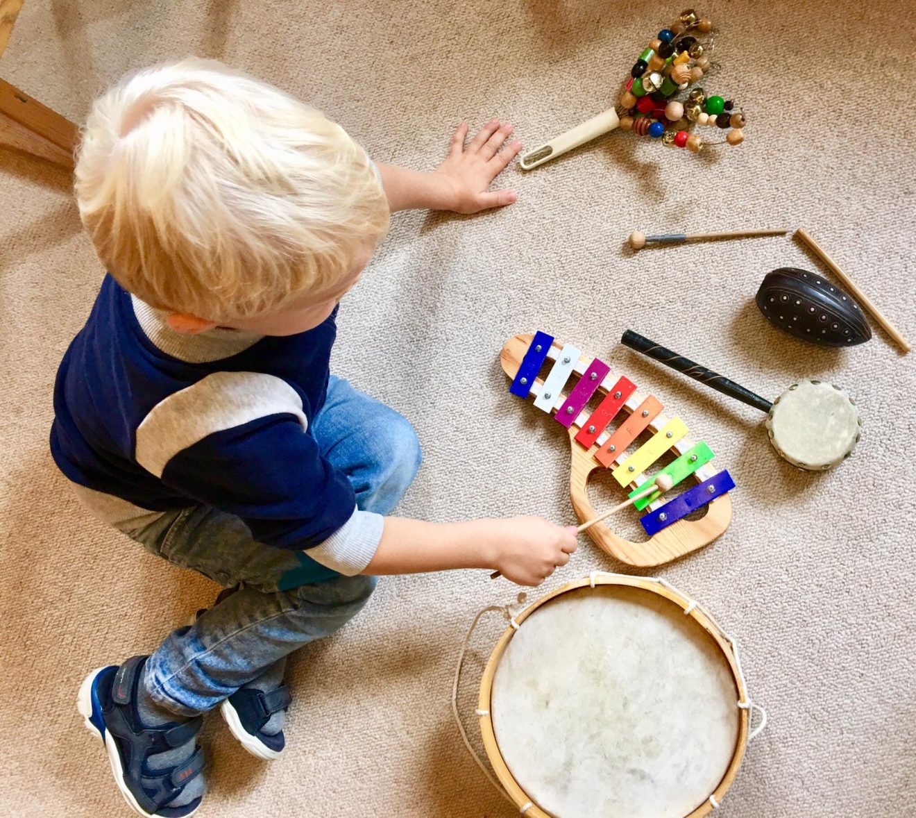 Игры играть музыкальный инструмент. Развивающие игры для детей. Дети на музыкальном занятии. Музыкальные занятия для малышей. Музыкальные игрушки для детей дошкольного возраста.